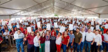 ENTREGÓ LA GOBERNADORA, LAYDA SANSORES SAN ROMÁN, TÍTULOS DE PROPIEDAD EN LA CARAVANA DEL JAGUAR