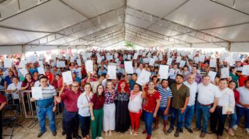 ENTREGÓ LA GOBERNADORA, LAYDA SANSORES SAN ROMÁN, TÍTULOS DE PROPIEDAD EN LA CARAVANA DEL JAGUAR
